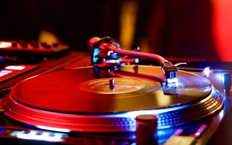 DJ vs zespół muzyczny na wesele – porównanie opcji