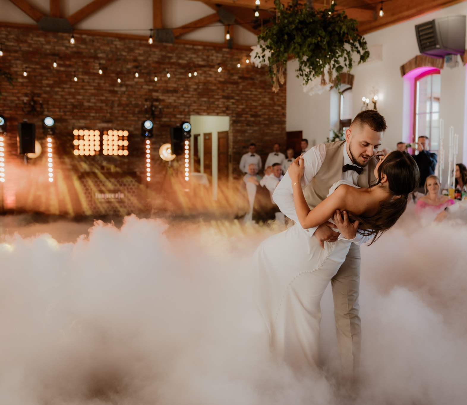 taniec w chmurach na weselu imprezja