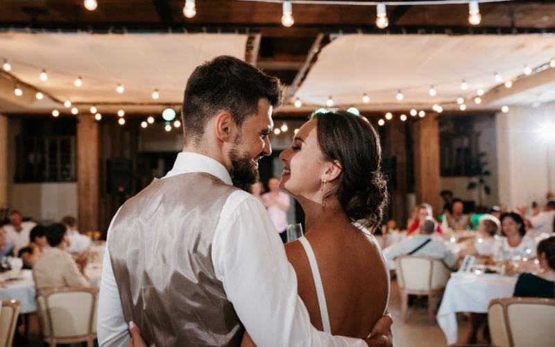 taniec na weselu przy biesiadnej piosence